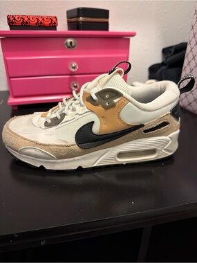 Nike Low-Top Sneakers in Cream, Tan & Black